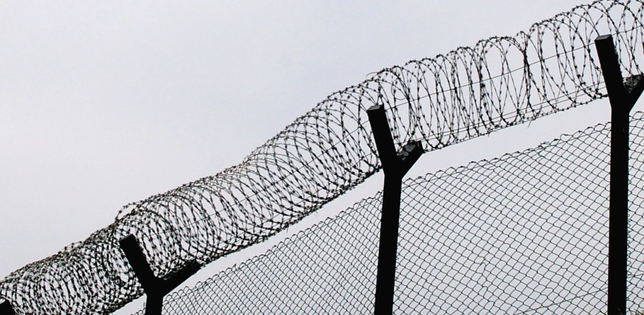 a long fence is shown with razor razors attached to it