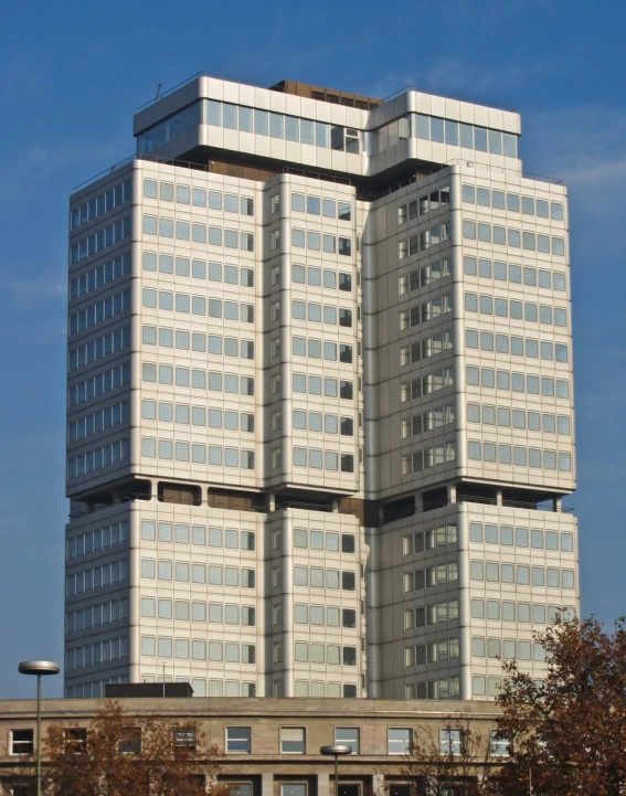 a skyscr building has windows on it