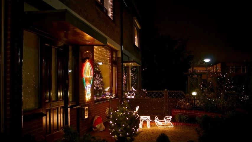 a house that has been decorated for christmas