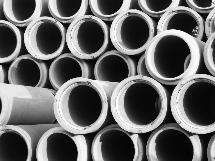 a close up view of many pipes lined together