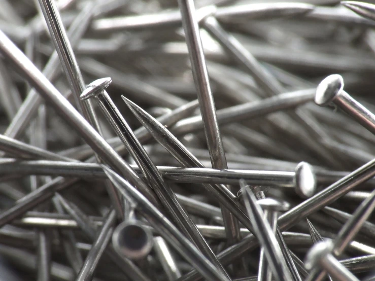 a large amount of silver nails is in a pile