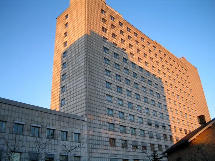 the side of a tall building with many windows