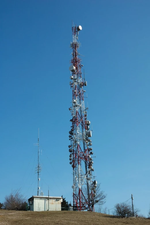 an antenna tower is in front of a blue sky