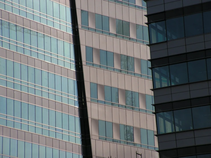 the windows on the side of a building are made up of glass