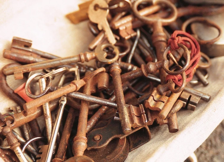 a bunch of rusty keys are piled together