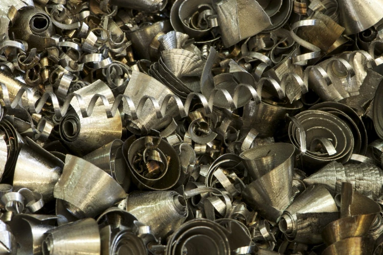many small metal scraps are piled on top of each other