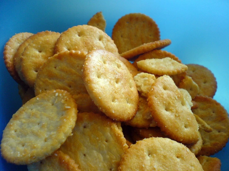 crisp ers are piled up on a blue plate