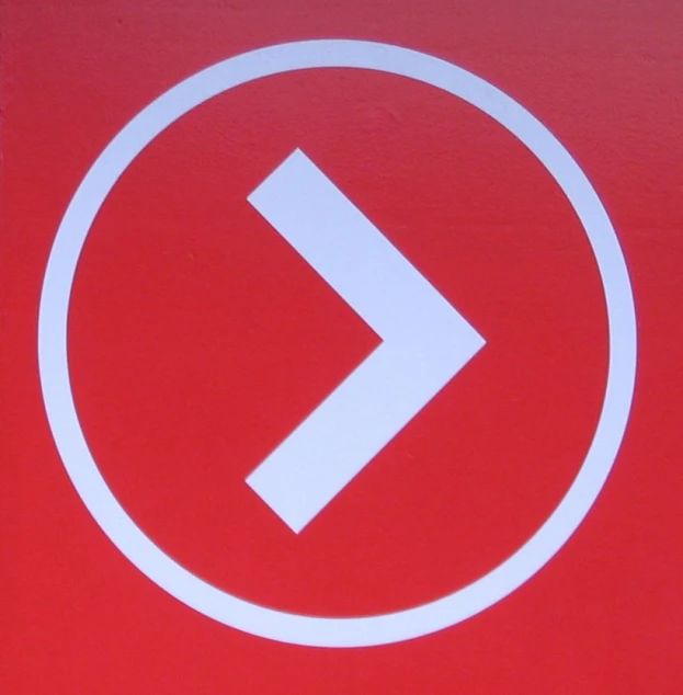 this is a picture of an arrow sign on a pole