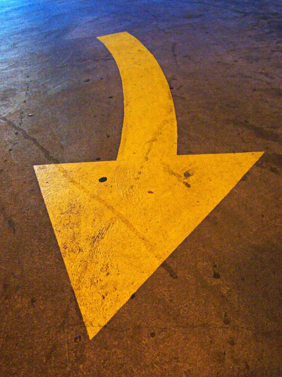 an arrow street symbol in the middle of a parking lot