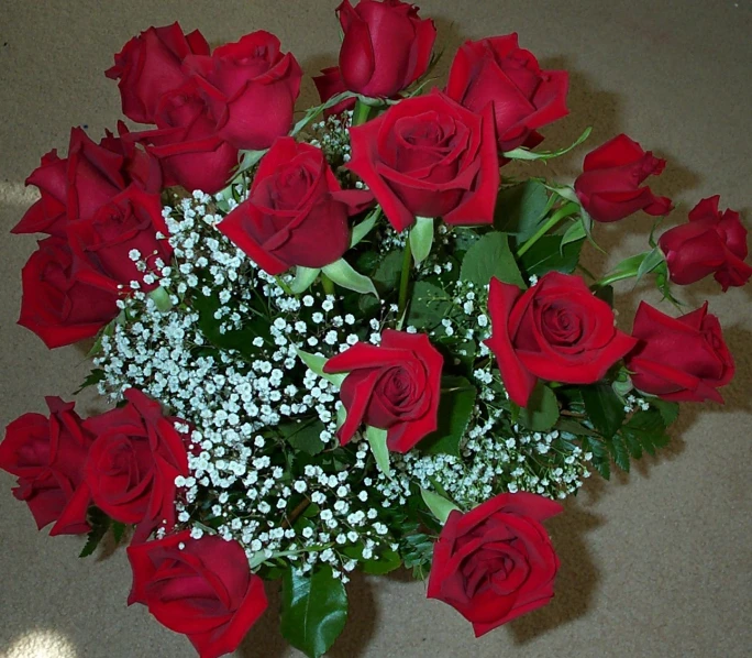 a bunch of roses are arranged together on the table