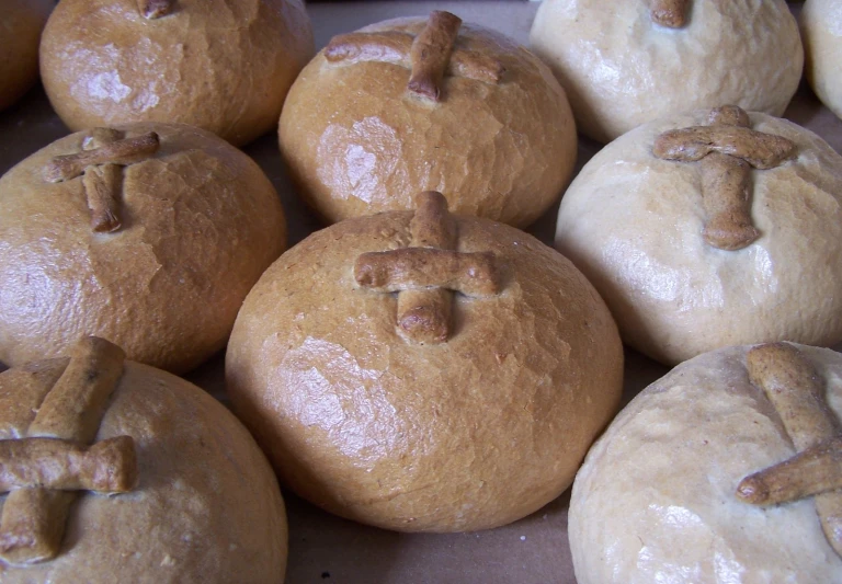 a bunch of bread sitting next to each other