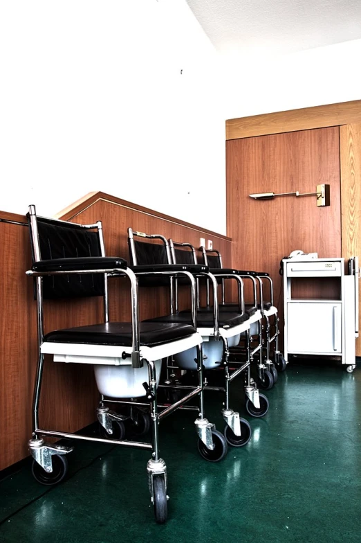 a row of black and white chairs next to each other