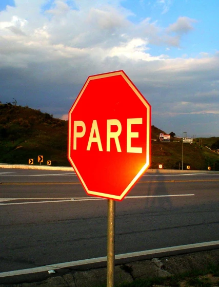 a stop sign that says rare with a sky background
