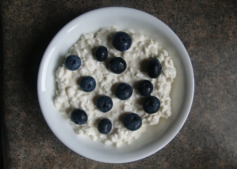 blueberries and cream are garnished with sliced bananas