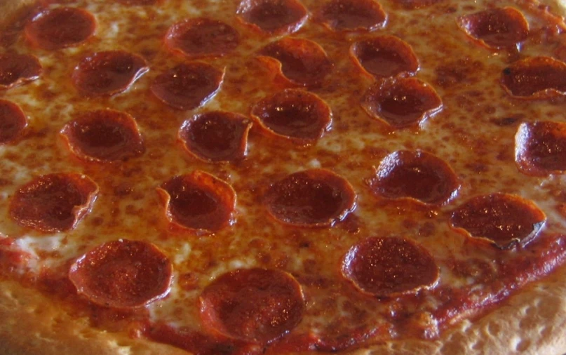 this is an up close s of a freshly cooked pepperoni pizza