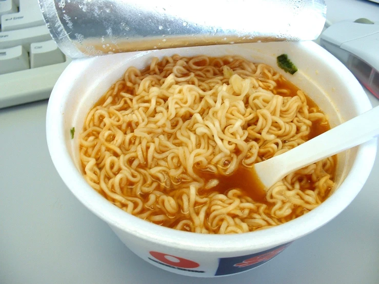 a cup that has some noodles in it