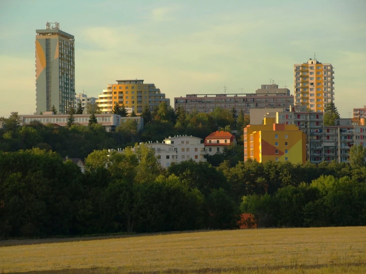 many buildings in a city that are all very tall