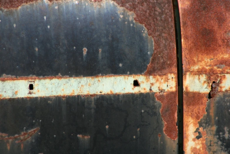 rusty paint has marks that show up on the outer half of the panel