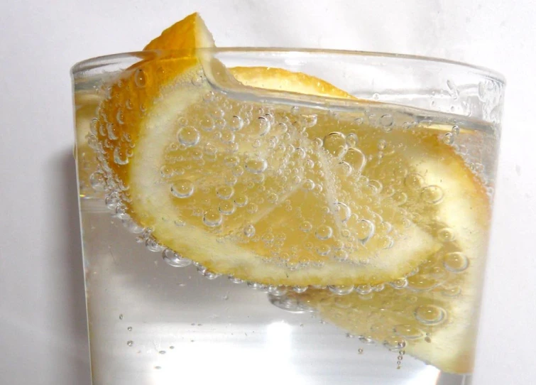 a close up of a slice of lemon with water bubbles