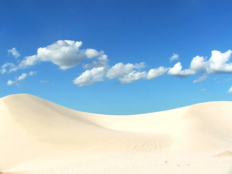 the white sands of the desert have a thick curve