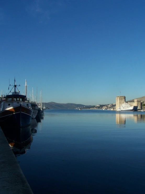 a boat is parked at the dock by some water