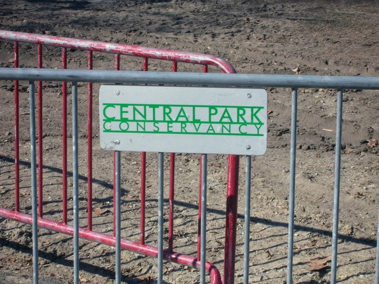 a sign on top of the fence reading central park