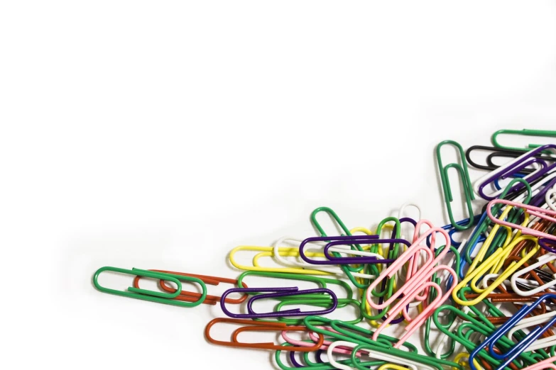 a pile of paper clips lying on top of each other