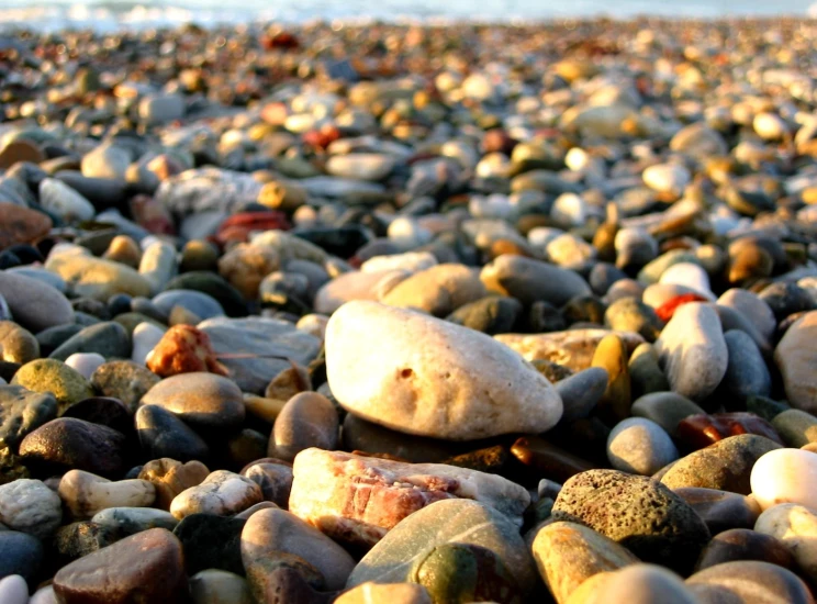 a bunch of rocks sitting on top of a beach