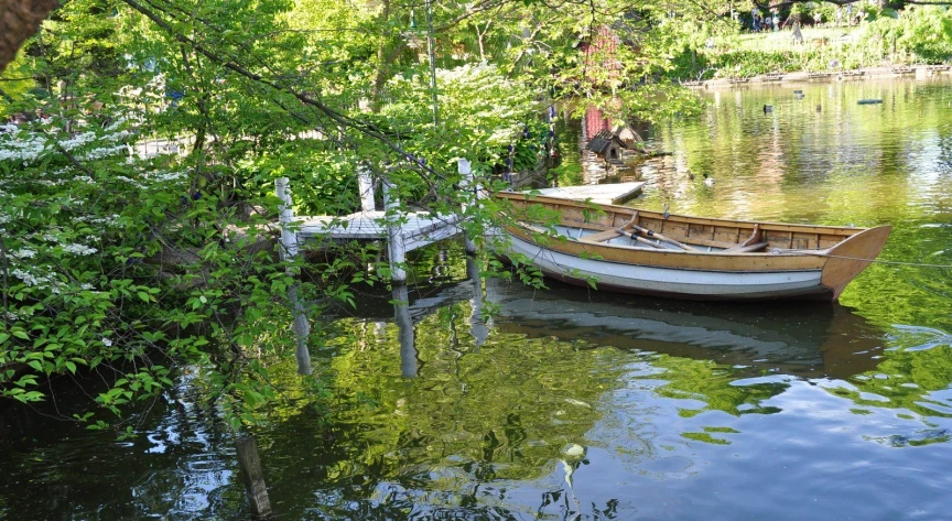 a canoe is docked in the water next to the shore