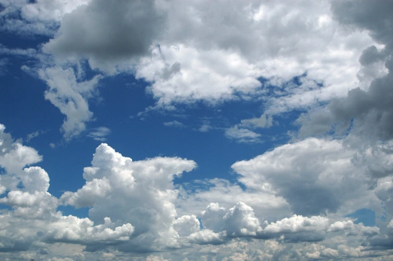 this is a large, cloud - like sky with some clouds in the background