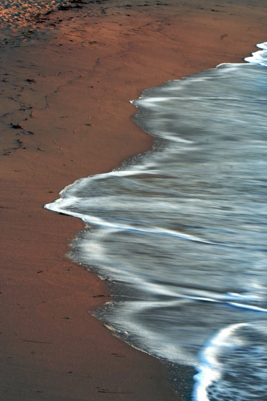 the wave of the ocean is moving toward the shore