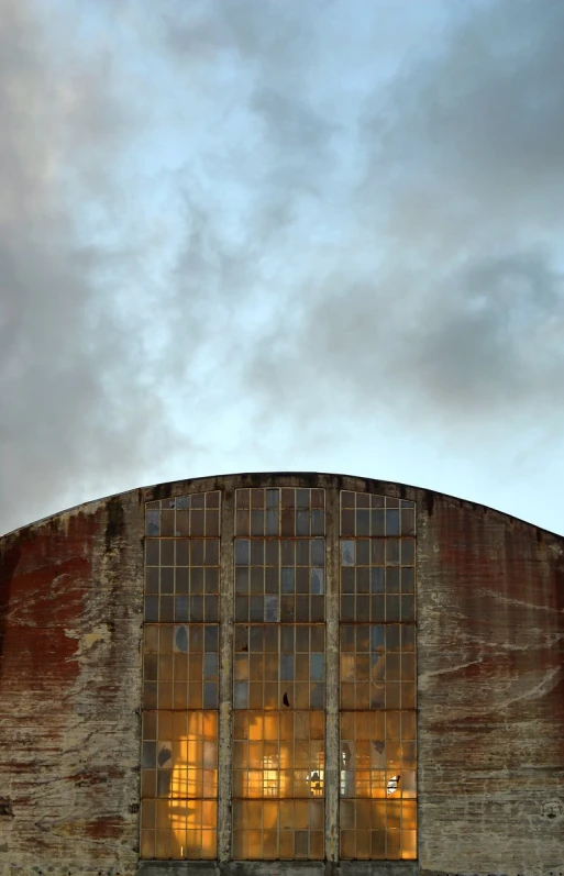 the outside of an old round building has lots of windows