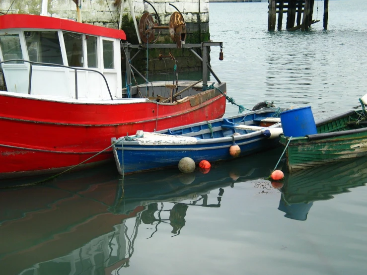 there is a boat in the water, that's a smaller boat