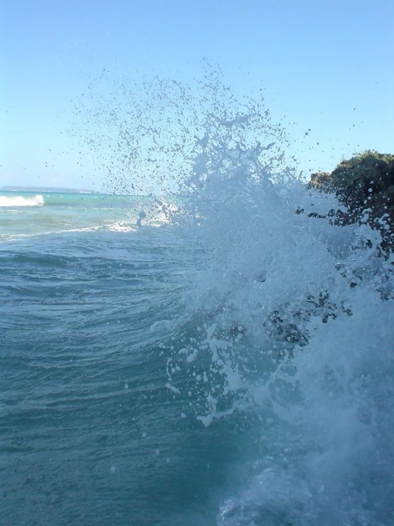 a small wave hitting the end of a boat