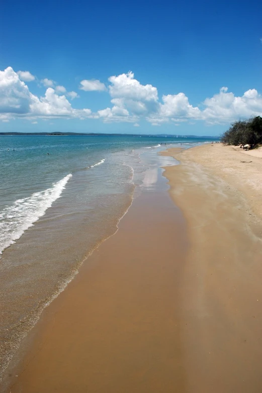 a picture of the water, sand and sand beach