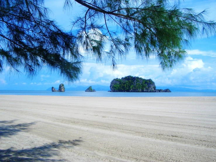 there are many small islands on the beach