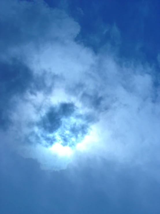 a po of the sun seen through the clouds
