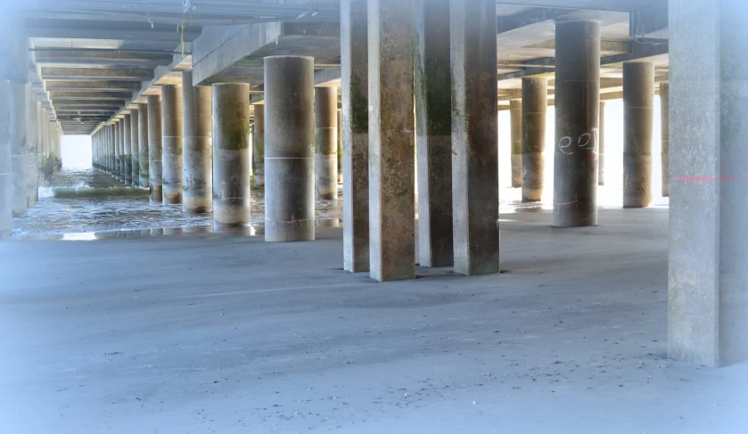 this po shows columns in an empty parking garage