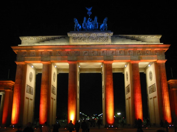 the night lights on the arch and the statues are lit up