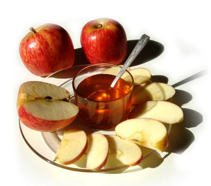 a plate topped with apples next to an apple juice