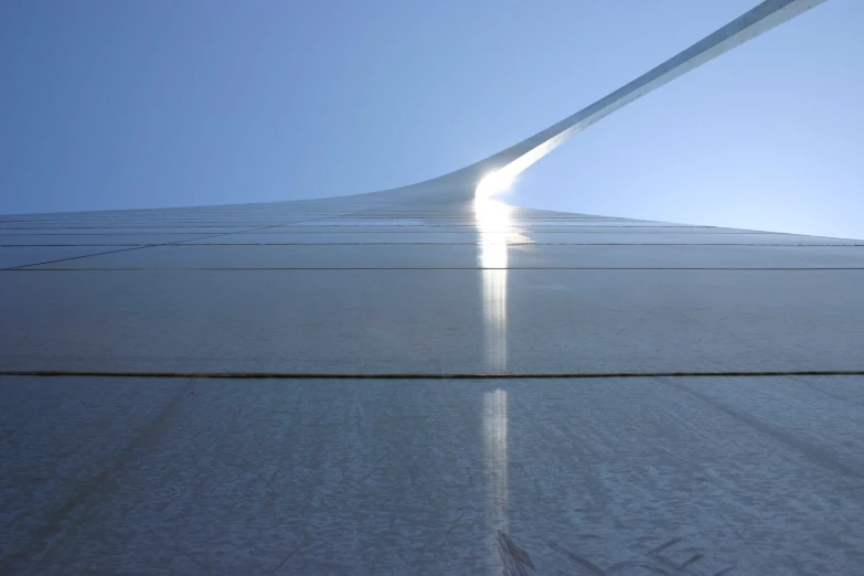 the wing of an airplane as it flies through a blue sky