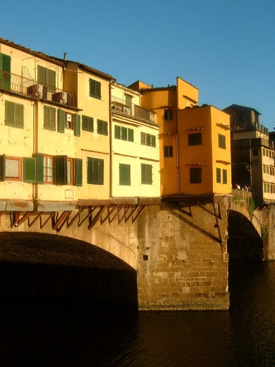 a building is on top of the bridge in the city