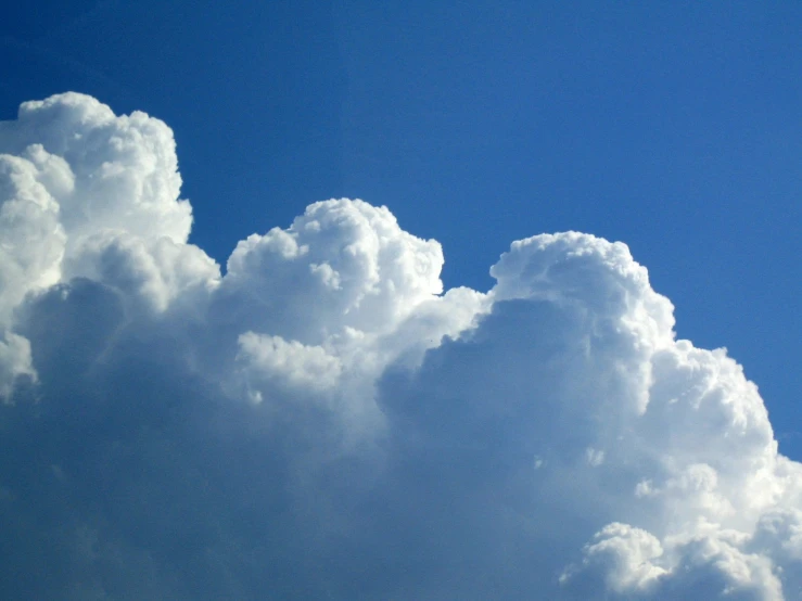 a very large cloud in the sky on a sunny day