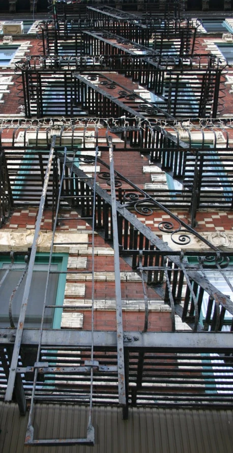 rows of benches sitting next to each other near buildings