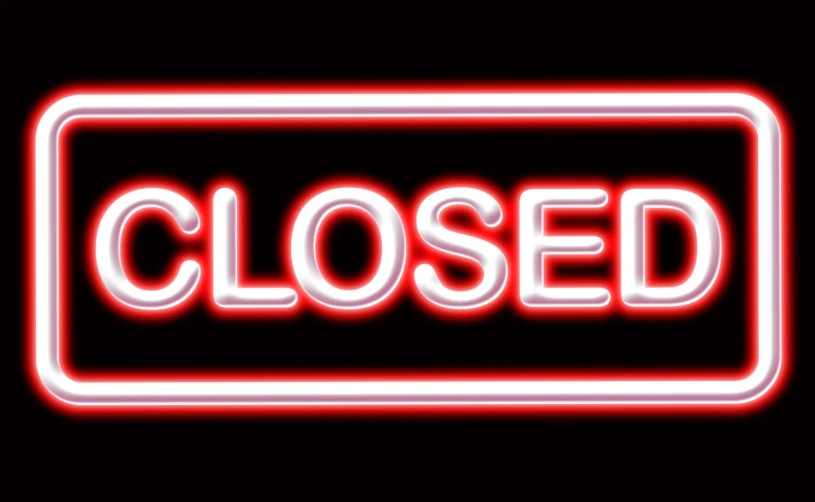 a neon sign with the words closed on it