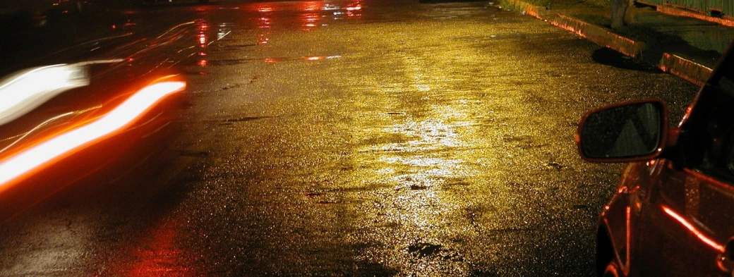 a blurry po of a street at night with traffic lights