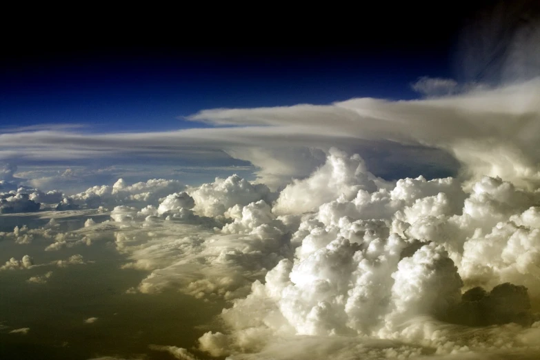 an image of a very big sky over some clouds