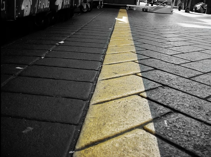 a yellow curb line across the street from a building