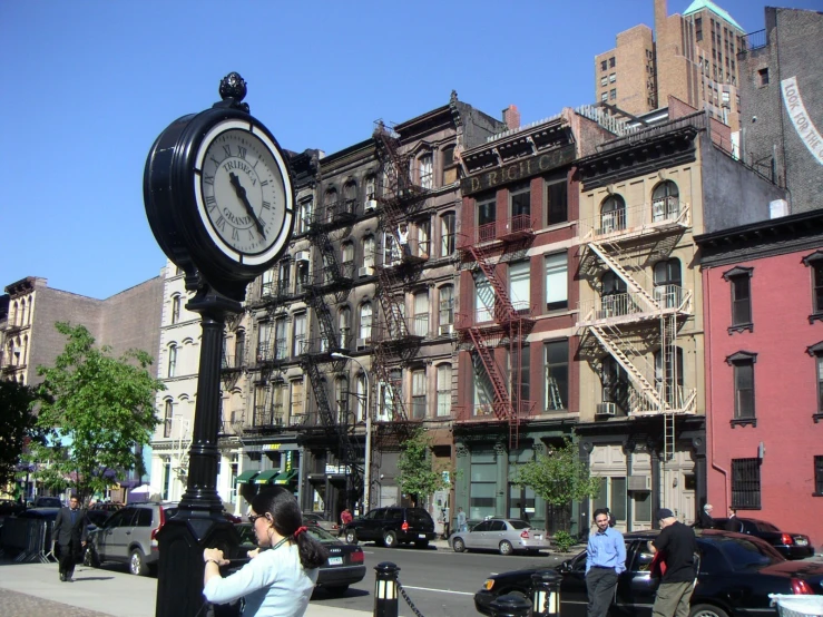 the city street is crowded with cars and people