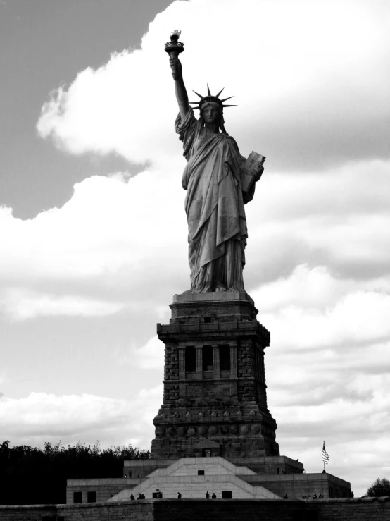 the statue of liberty has its arms spread